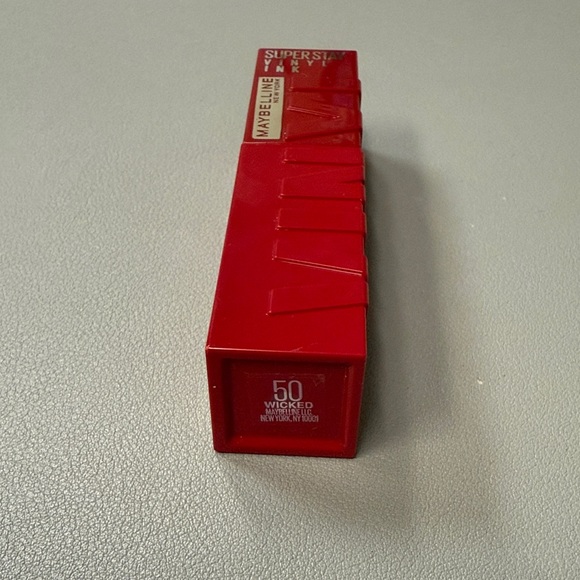 Maybelline SuperStay Vinyl Ink Lipstick - 59 Wicked (Vivid Red) - Picture 8 of 8